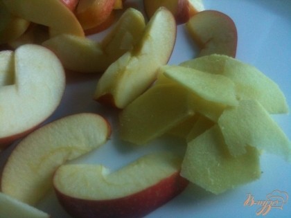 Яблоки разрезать на дольки, удалив серединку с семечками.Имбирь почистить и нарезать тонко.