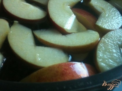В кастрюльке довести до кипения воду с сахаром.Добавить яблоки и  имбирь ,проварить в течении 10 мин.