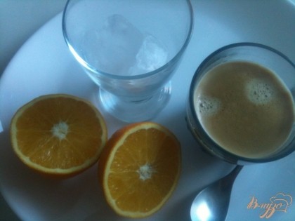 Апельсиновый сок, лед и кофе. Кофе можно сварить или использовать растворимый, дело вкуса.