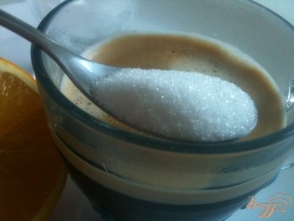 В кофе добавить сахар по вкусу.Кофе не должен быть сильно горячим.
