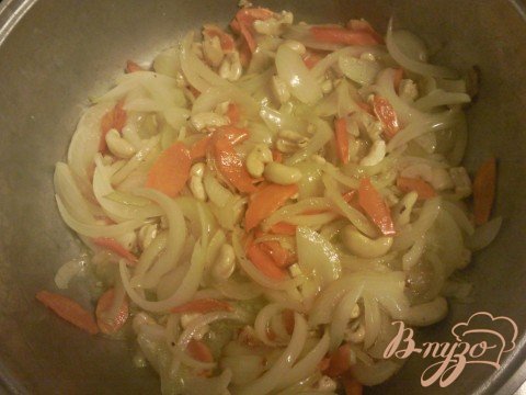 На сковороде обжариваем сначала морковь пока она не изменит цвет,затем лук и чеснок.Чуть попозже кладем орехи.Обжариваем на сильном огне,непрерывно помешивая 2-3 минуты.