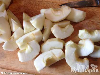 В это время займемся начинкой: яблоки почистите, удалите сердцевину и разрежьте на 8 частей.