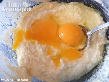 В разбухшую манку с кефиром добавляем яйца