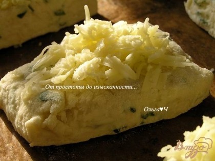 Переложить булочки на противень, застеленный бумагой для выпечки, сверху выложить сыр. Выпекать при 250*С 10 минут, затем снизить температуру до 200*С и выпекать еще 10 минут.