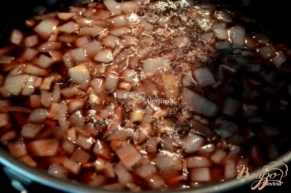 В той же сковороде примерно 5 мин жарить лук до мягкого состояния. Добавить чеснок и томатную пасту, затем вино, все хорошо перемешать. Вылить поверх мяса.