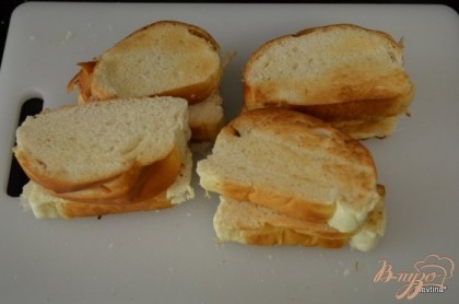 Хлеб поджаренный на тосторе разрезать на кубики. Я использовала итальянскую сладкую булку,кусочки которой меньше хлебного. Поэтому брала по 2 кусочка булки за один кусок хлеба.