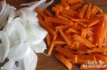 Луковицу нарезать полукольцами, морковь нарезать соломкой.