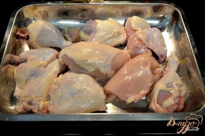 Смажем большую форму или противень оливковым маслом.Выложим кусочки курицы так,чтоб ножки и крылышки по краям, а грудки в центре.