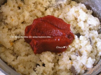 К рису добавить рассол и томатную пасту, перемешать.