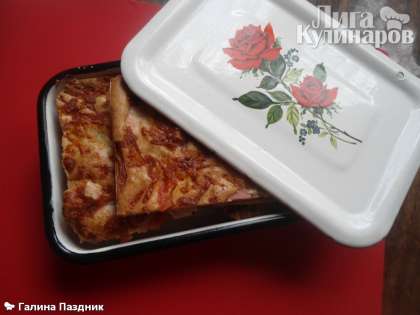 Пицца можно нарезать на кусочки и взять с собой на отдых или пикник.