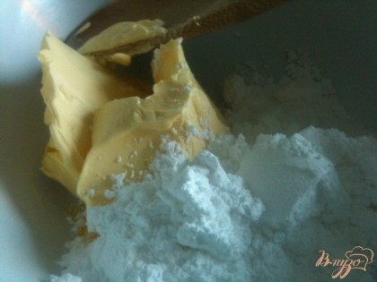 Мягкое  сливочное масло растереть с сахарной пудрой.