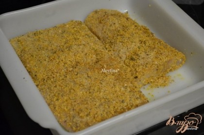 Выкладываем рыбу в панировке в жаропрочное блюдо,которое предварительно смажем маслом.