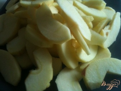 Яблоки почистить от кожуры и семечек. Нарезать на дольки.