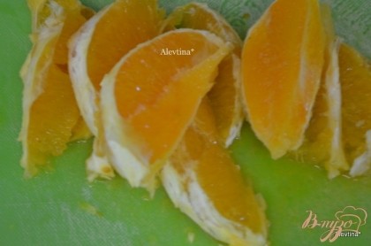 Два остальных апельсина очистить от кожуры и разрезать на дольки. Семена убрать.
