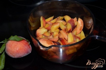 Разогреть духовку до 180гр. Подготовим персики,помоем их и разрежем дольками.
