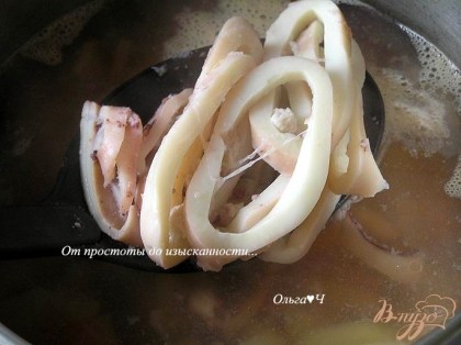 Тушку кальмара нарезать кольцами, добавить в суп. Посолить, поперчить, добавить лавровый лист.