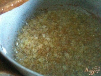 В небольшом  сотейнике растопить сливочное масло, добавить оливковое.Лук шалот нарезать мелко и обжарить в течении 2 минут.