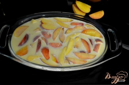 Можно использовать порционные жаропрочные чашки или одну небольшую форму, распределив там тесто и выложив в него порезанные персики.