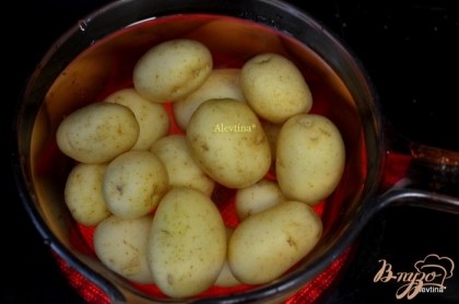 Сварим картофель в солен. воде. Готовый картофель затем ополовиним.