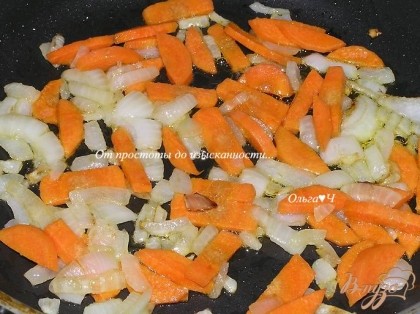 Лук и морковь обжарить на растительном масле.