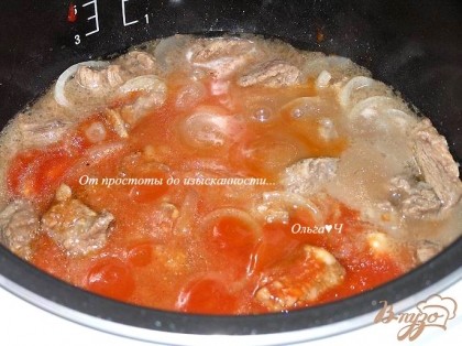 Через 1 час добавить к мясу томат, смешанный с томатным острым соусом и мукой, хорошо перемешать. Посолить, поперчить по вкусу.