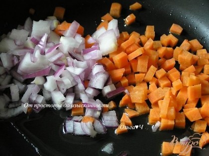 Мелко нарезать лук и морковь, потушить в сковороде с добавлением сливочного масла и чуточки воды до мягкости.