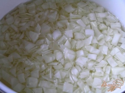 Тем временем вскипятить воду для супа, добавить нашинкованную капусту, варить 5-7 минут.