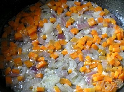 Нарезать мелко лук и морковь, потушить с добавлением сливочного масла и немного воды в сковороде, снять с огня,