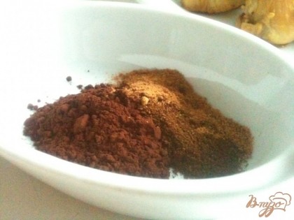 Приготовить пряную смесь из корицы, муската и какао.