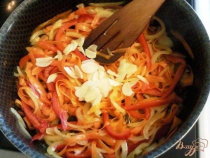 Кальмары обдать кипятком(так лучше снимается темная пленка),очистить, сделать по тушками неглубокие насечки, и нарезать лентами 2–3 см шириной во всю длину тушек.Овощи порезать соломкой.В сковороде разогреть масло и закладывать овощи в такой последовательности, обжаривая каждый овощ по 2 минуты: сладкий перец - морковь- лук- чили - чеснок.