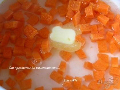 В кастрюльку для супа выложить морковь, залить немного воды, добавить сливочное масло, довести до кипения, варить 7-10 минут,
