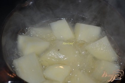 Отварить картофель в соленой воде до готовности.