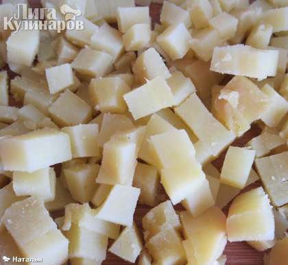 Картофель нарезать кубиками. Хотя вариантов нарезки много, кому-то нравится в окрошке тертые овощи.