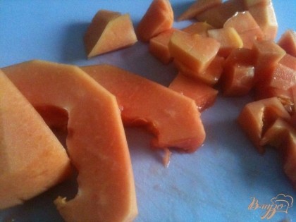 Половинку папайи нарезать на кусочки желаемого размера.Фрукты можно использовать по вкусу.