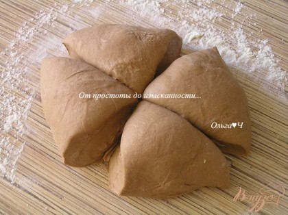 Аккуратно достать тесто из хлебопечки (она перейдет в режим ожидания), разделить тесто на 4 части.