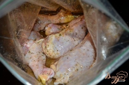 Выложить куски курицы в маринад. Мариновать 1-2 часа в холодильнике.