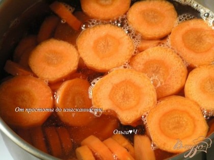 Морковь нарезать не тонкими кружочками, бланшировать 2-3 минуты, промыть холодной водой.