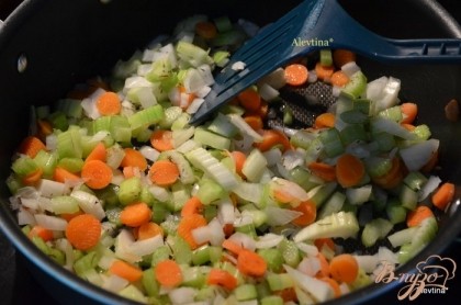 На сковороде/я делаю на тефаль/ разогреть раст.масло. Добавить туда лук,сельдерей, морковь и тимьян. Готовить примерно 10мин.до мягкости овощей.