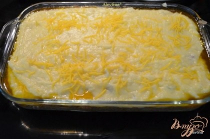 В прямоугольную форму выложить сначала слой фарша с овощами, затем картофель и сверху присыпать оставшимся сыром.