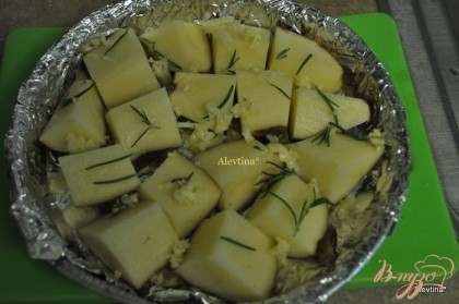 Подготовить за это время картофель,если крупный порезать, посолить и поперчить,чеснок раздавить и обмазать им картофель,розмарин уложить на картофель.