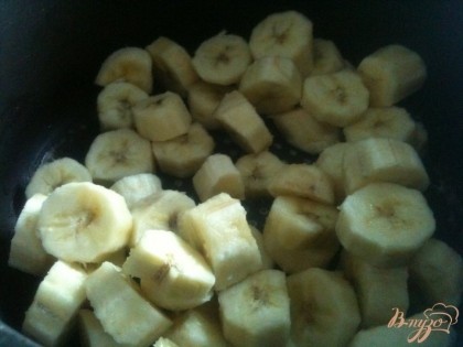 Бананы нарезать на кусочки, сложить в кастрюльку.Добавить лимонный сок и сахар. Поставить на тихий огонь на 5-7 мин.