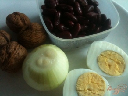 Необходимые продукты.Луковицу обжарить до золотистого цвета на оливковом масле. Орехи почистить. Яйцо отварить вкрутую.