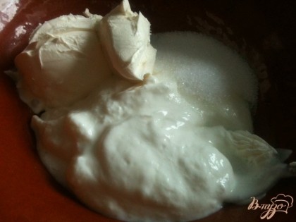 Перемешать творог с сыром и сахаром. Добавить ваниль по вкусу.
