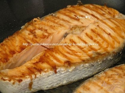 Стейки лосося обжарить на сковороде-гриль по 5 минут с каждой стороны, затем разломить вилкой на кусочки (примерно по 2 см) и добавить в салат.