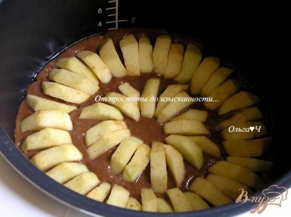 Тесто выложить в чашу мультиварки, смазанную рсительным маслом. Сверху выложить яблоки.