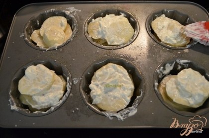Разогреть духовку до 200гр. Выложить картофель пластинками, посолив и поперчим каждый слой. Смажем сметаной или сливками картофель сверху. Можно присыпать сыром по желанию.