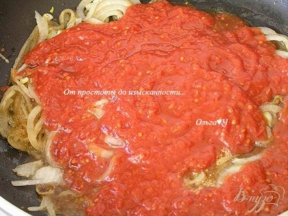 На том же масле обжарить лук и чеснок, добавить томат и томатную пасту, перемешать, готовить 4-5 минут.