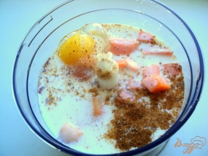 Соединить молоко, яйца, сахар, ванильный сахар, замороженную тыкву в блендере.