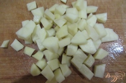 Итак для приготовления этого супчика Вам понадобятся такие ингредиенты: картофель, репчатый лук, корень сельдерея, плавленные сырки, кипяченная вода, оливковое масло. Картофель промыть под проточной водой, отчистить от кожуры, нарезать кубиками.