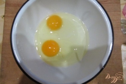 В подходящею посуду вбить два куриных яйца.